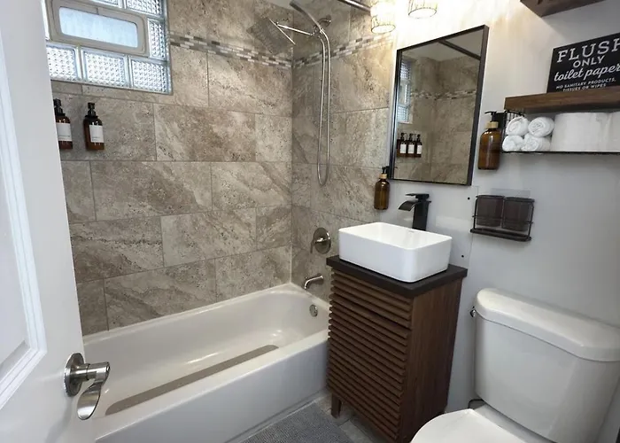 Stylish 2bedroom W Games & Free Parking Apartamento *
